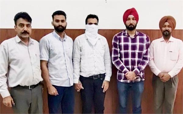 ਜ਼ਮੀਨ ਦੇ ਇੰਤਕਾਲ ਬਦਲੇ ਮੰਗੀ 10 ਹਜ਼ਾਰ ਰੁਪਏ ਰਿਸ਼ਵਤ, ਵਿਜੀਲੈਂਸ ਨੇ ਪਟਵਾਰੀ ਰੰਗੇ ਹੱਥੀਂ ਕੀਤਾ ਕਾਬੂ